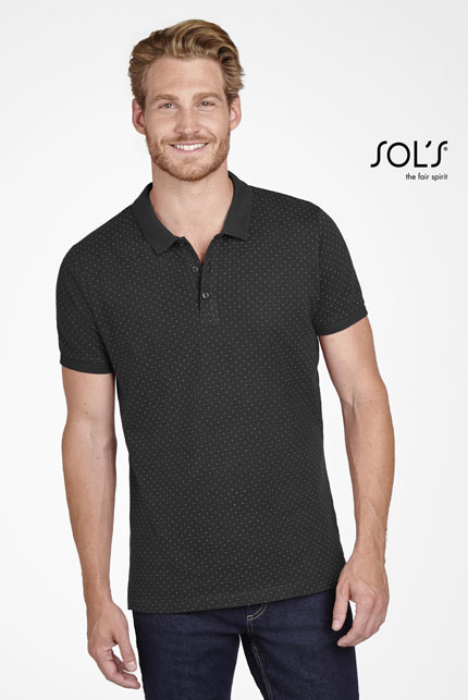 Brandy Men - 01706POLO-SHIRTS / SOLSΑνδρικό πόλοΠεριγραφή: Το ανδρικό πόλο Brandy Men διαθέτει κοντά μανίκια, πλαϊνές ραφές και πατιλέτα με 3 κουμπιά στον ίδιο τόνο. Τα πλαϊνά σκισίματα και το ελαστικό ριπ στον γιακά και τα μανίκια προσφέρουν στυλ και άνεση. Η φακαρόλα στο λαιμό προσδίδει μία επιπλέον διάσταση στο σχέδιο. - Σύνθεση:Πικέ 180g/m² - 100% Βαμβάκι Ringspun - Εφαρμογή ως Επαγγελματική Ένδυση: Ιδανικό για επαγγελματικές περιστάσεις όπως στο γραφείο ή σε εκδηλώσεις, το πόλο αυτό συνδυάζει άνεση με κομψό στυλ. - Υλικό και Άνεση: Φτιαγμένο από 100% βαμβάκι Ringspun, προσφέρει απαλή υφή και ανθεκτικότητα, ιδανικό για καθημερινή χρήση. Η υψηλή ποιότητα του υλικού εξασφαλίζει άριστη αίσθηση κατά τη διάρκεια της ημέρας. - Δυνατότητα Προσαρμογής: Διαθέτει τη δυνατότητα εκτυπώσεων λογοτύπου ή μηνύματος του πελάτη, κάνοντάς το ιδανικό για εταιρικές εμφανίσεις. - Διαθεσιμότητα: Διαθέσιμο σε ποικιλία χρωμάτων, ιδανικό για να καλύψει τις ανάγκες κάθε επιχείρησης.